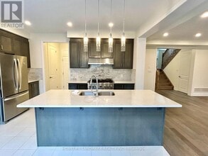 140 Bowbeer Rd in Oakville, ON - Building Photo - Building Photo