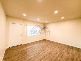 15546 Vanowen St in Los Angeles, CA - Building Photo