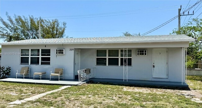 209 SW 14th St in Dania Beach, FL - Building Photo - Building Photo