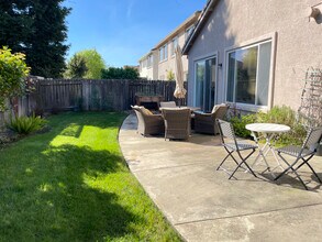 4048 Clarewood Way in Sacramento, CA - Building Photo - Building Photo