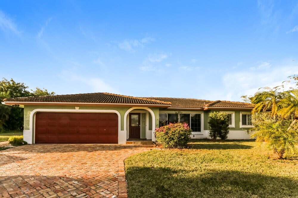 22025 Flanders Ct in Boca Raton, FL - Foto de edificio