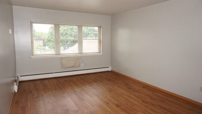 Hartwell Place Apartments in Waukesha, WI - Foto de edificio - Building Photo