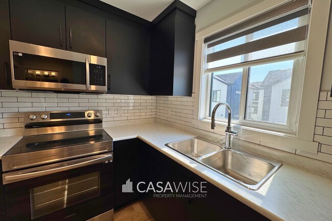 8045 Cedric Mah Rd in Edmonton, AB - Building Photo - Building Photo