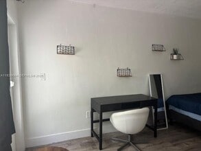 921 Meridian Ave in Miami Beach, FL - Building Photo - Building Photo