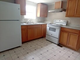 2400 Oaklawn Blvd in Hopewell, VA - Building Photo