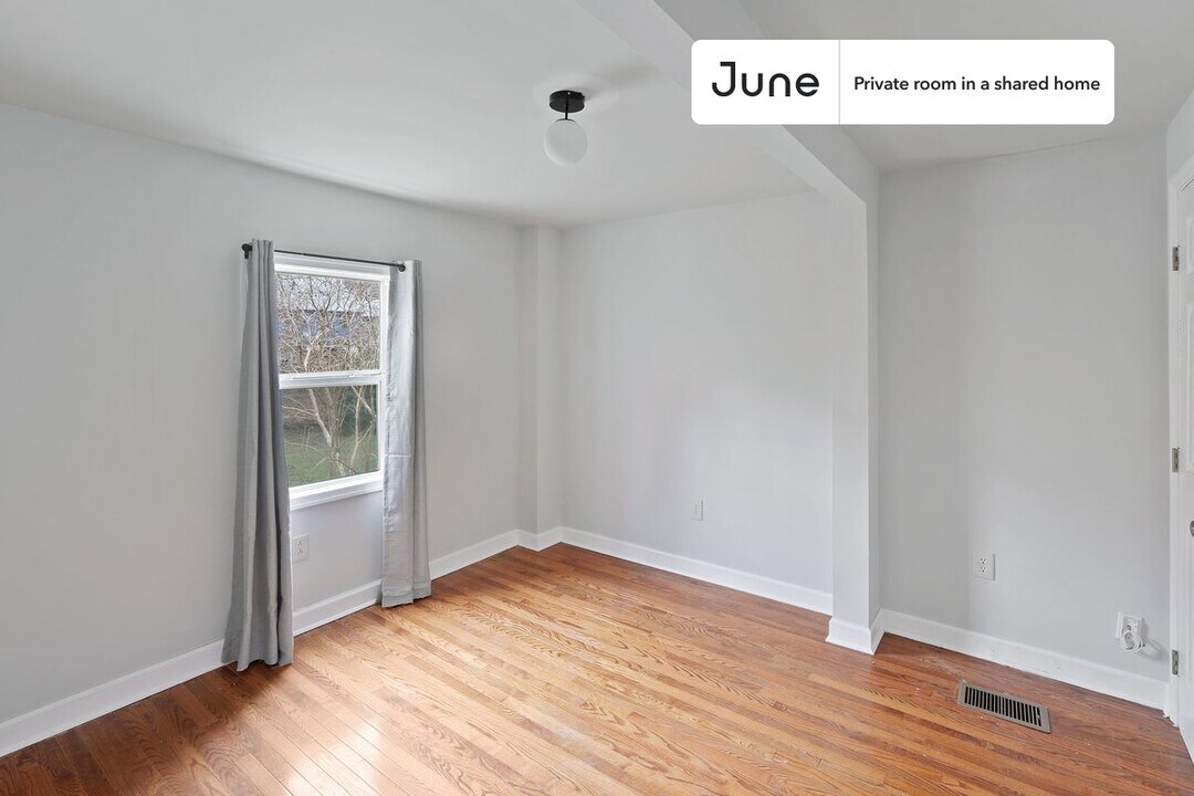 Private bedroom in 2 bed/1 bath Home in Washington, DC - Building Photo