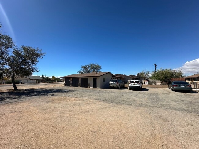 13176 Navajo Rd in Apple Valley, CA - Building Photo - Building Photo