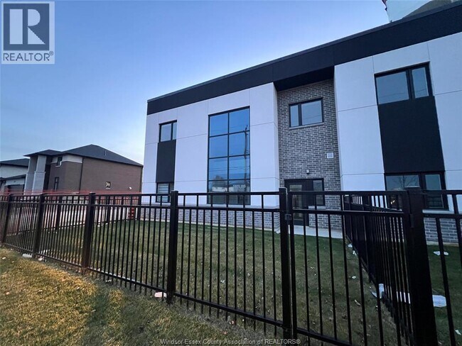 4400 Laurier Pkwy in Lasalle, ON - Building Photo - Building Photo