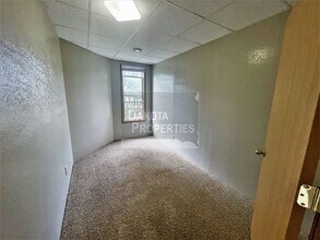 420 E 6th Ave in Mitchell, SD - Foto de edificio - Building Photo