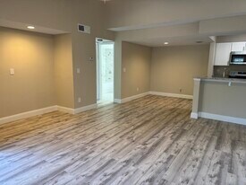 169 Santa Clara Dr, Unit 201 Santa Clara DR Unit#7 in Naples, FL - Building Photo