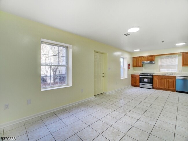 13 Lisa Ct in Newark, NJ - Building Photo - Building Photo