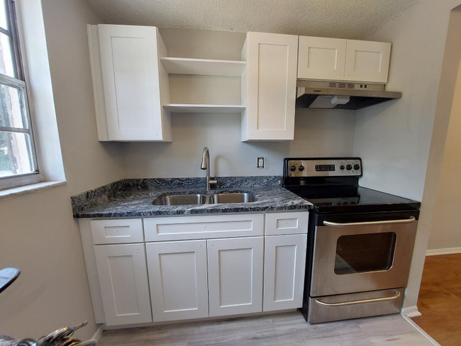 property at 925 E Castle N Ct