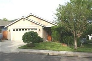 595 Elizabeth Ave in Ashland, OR - Building Photo