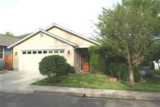 595 Elizabeth Ave in Ashland, OR - Building Photo