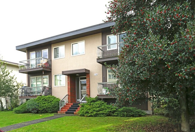 6700 Dow Av in Burnaby, BC - Building Photo - Building Photo