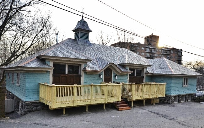 96 Hillside Ave