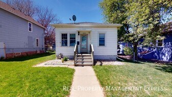 Renovated 2 Bedroom 1 Bathroom Home w/ Sin in Sioux Falls, SD - Building Photo