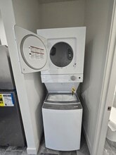 18557 W Victory Blvd in Los Angeles, CA - Building Photo - Building Photo