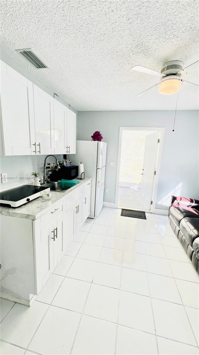 18901 NW 77th Ct in Hialeah, FL - Building Photo - Building Photo