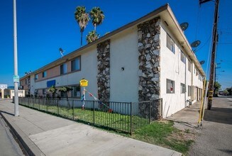 Ramona Apartments in El Monte, CA - Foto de edificio - Building Photo