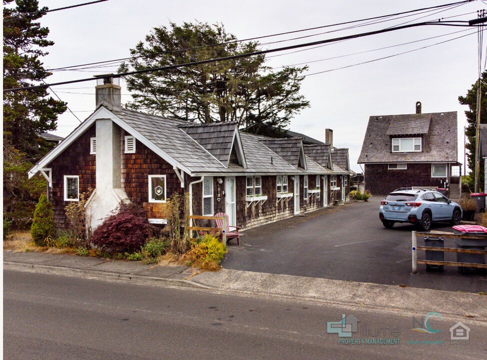 1860 Beach Dr, Unit Unit 1 in Seaside, OR - Building Photo