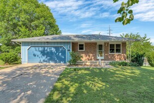 916 Allison Ave in Manhattan, KS - Building Photo