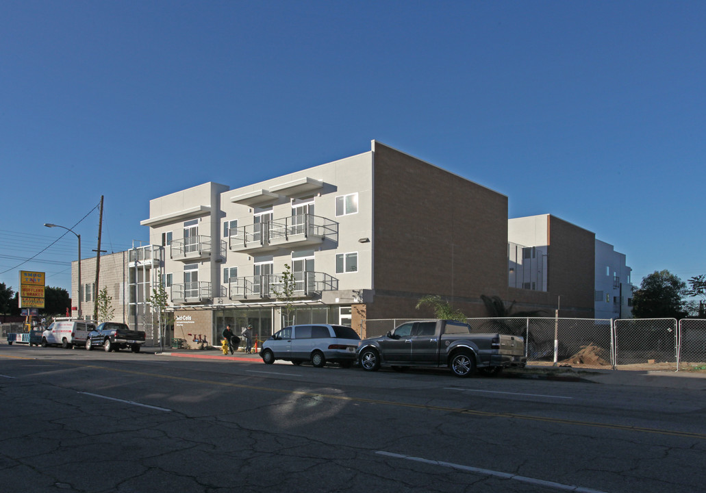 Mid Celis Apartments in San Fernando, CA - Building Photo