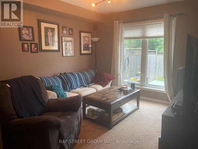 27 Newport Cres in Hamilton, ON - Building Photo - Building Photo