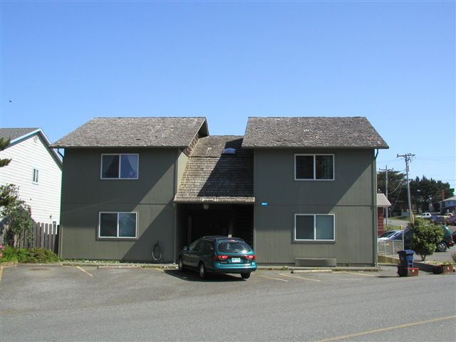 94111 5th Pl in Gold Beach, OR - Foto de edificio