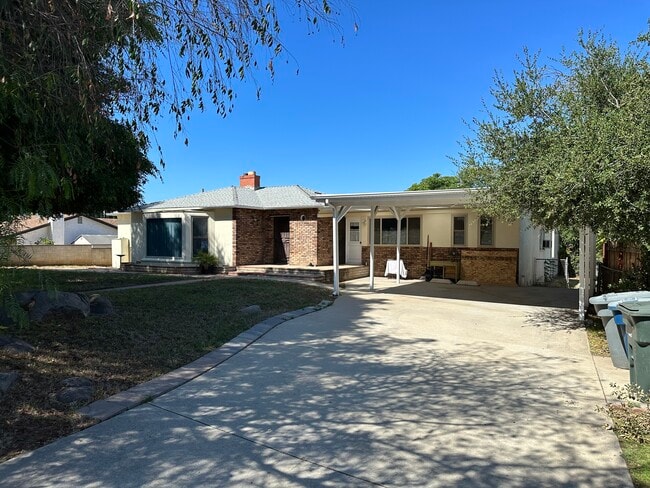 2152 Bear Valley Pky in Escondido, CA - Foto de edificio - Building Photo