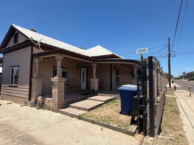 1420 Springfield Ave in Laredo, TX - Building Photo - Building Photo