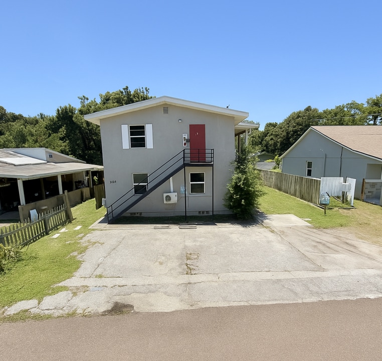 1045 11th Ave NW in Largo, FL - Building Photo