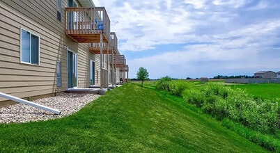 The Meadows Apartments in Harrisburg, SD - Foto de edificio - Building Photo
