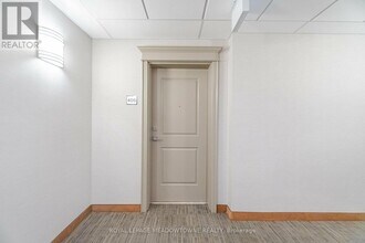 2490 Old Bronte Rd in Oakville, ON - Building Photo - Building Photo