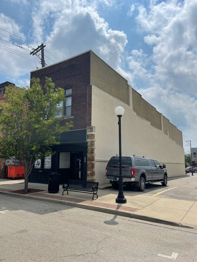 410 7th St, Unit B in Charleston, IL - Foto de edificio - Building Photo