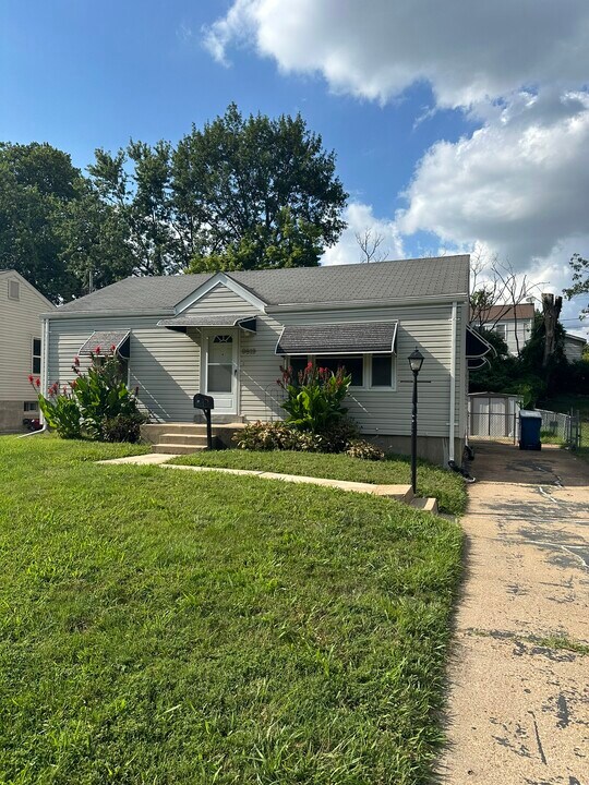 9819 Eastbrook Dr in St. Louis, MO - Building Photo
