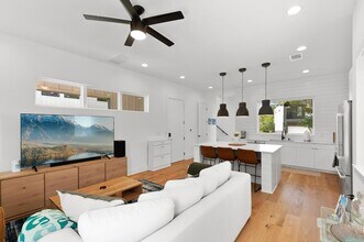 3807 E 51st St in Austin, TX - Foto de edificio - Building Photo