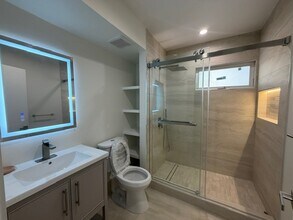 1546 S Ogden Dr in Los Angeles, CA - Foto de edificio - Building Photo