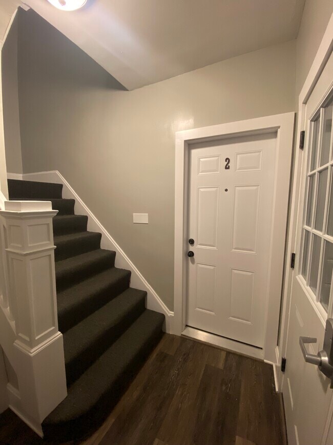 2112 Cathedral Ave, Unit 2 in Norwood, OH - Foto de edificio - Building Photo