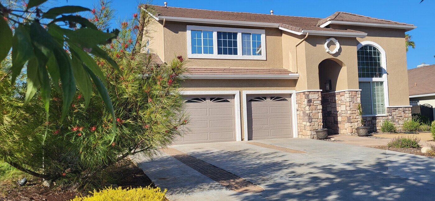 1181 Kestrel Cir in Corona, CA - Building Photo