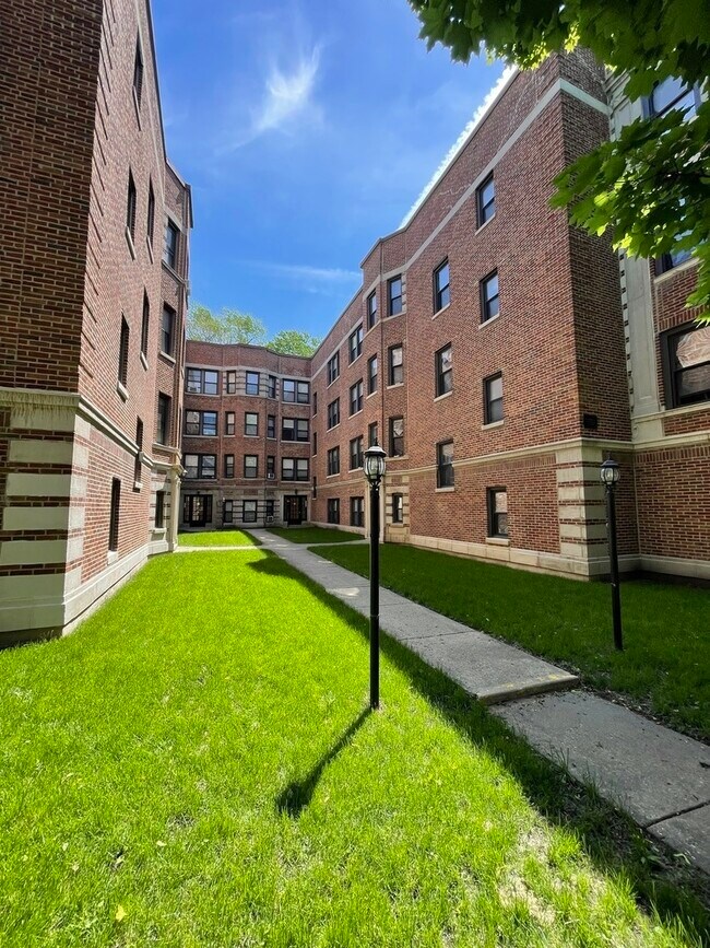 6443 N Hamilton Ave in Chicago, IL - Building Photo - Building Photo