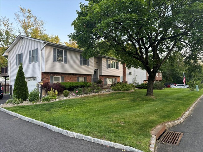 33 Lake Nanuet Dr in Nanuet, NY - Building Photo - Building Photo