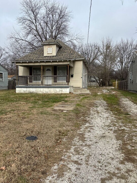 1731 W Thoman St in Springfield, MO - Foto de edificio