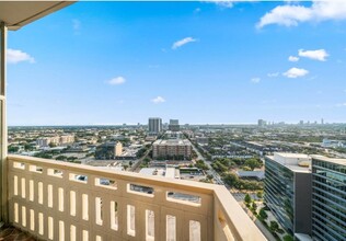 2016 Main St, Unit 2016 Main St. High rise C in Houston, TX - Building Photo - Building Photo