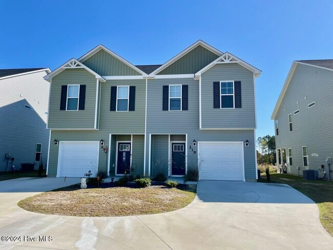 219 Shallowbag Bay Ln in Jacksonville, NC - Foto de edificio - Building Photo