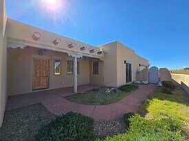 27 Condesa Rd in Santa Fe, NM - Building Photo