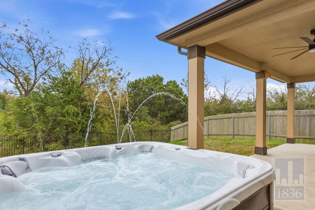 8005 Crystalbrook W in Austin, TX - Building Photo - Building Photo