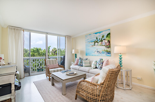 227 Brazilian Ave in Palm Beach, FL - Building Photo - Building Photo