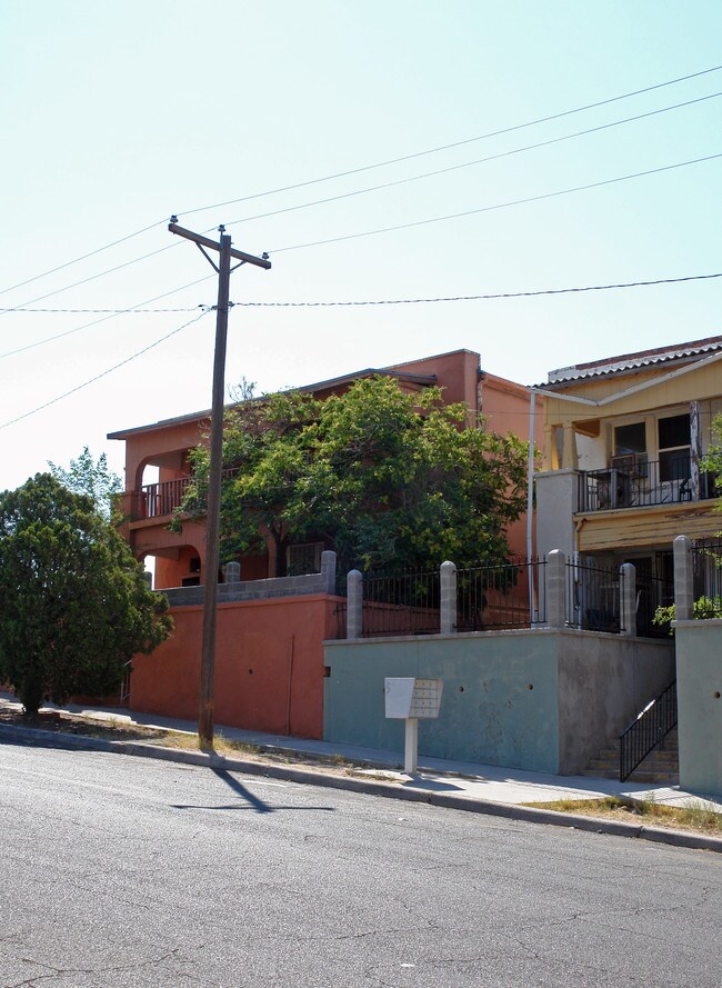 714 E River Ave in El Paso, TX - Foto de edificio - Building Photo