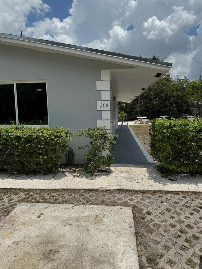 205 NW 17th St in Fort Lauderdale, FL - Building Photo - Building Photo